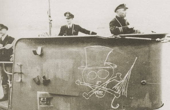 Подлодка «U-47» с эмблемой «Чемберлен» на рубке. Киль. Октябрь 1939 г.
