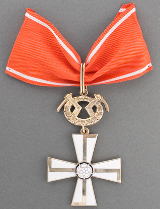 Крест 1-го класса ордена Креста Свободы за военные заслуги в военное время.