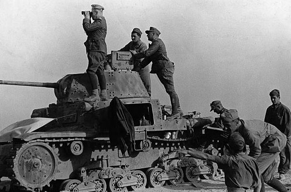 Эрвин Роммель на итальянском танке. 1941 г.