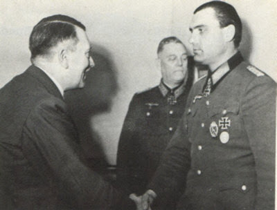 Теодор Тольсдорф получает награду из рук фюрера. 1945 г. 