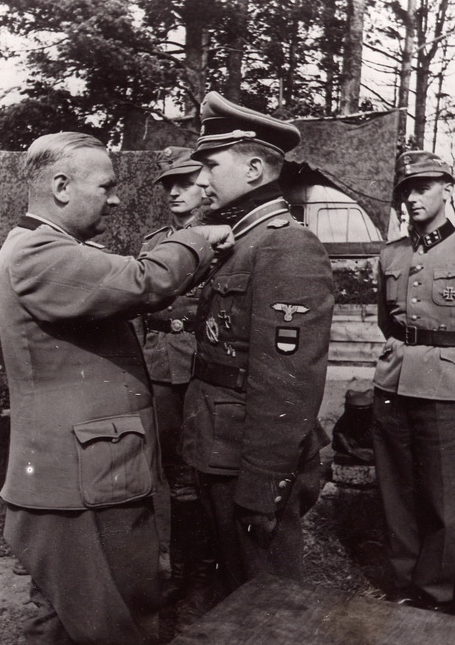 Феликс Штайнер вручает награды. 1942 г.
