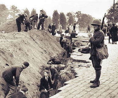 Жители готовятся к защите города. 4 сентября 1939 г.
