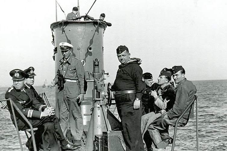 Судовой кок среди моряков на мостике «U-58». Октябрь 1939 г.