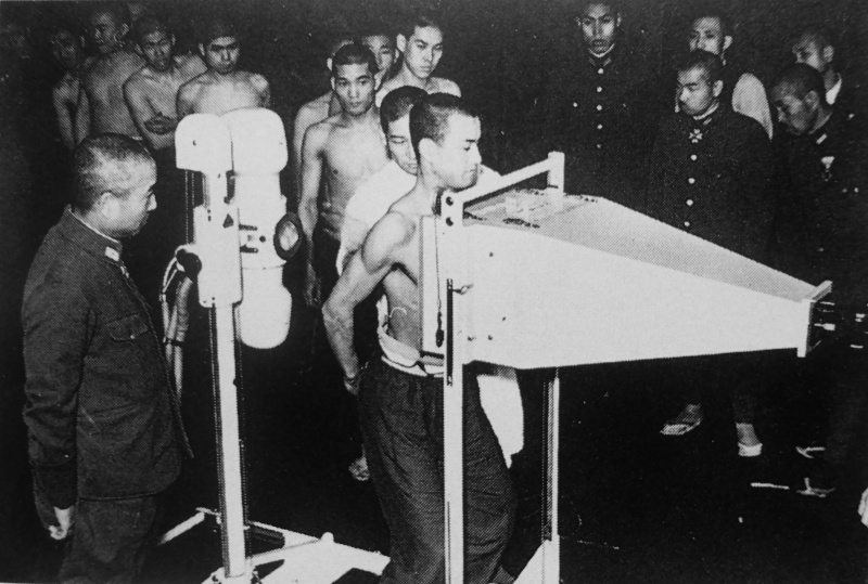 Призывники японской армии у рентгеновского аппарата. 1941 г. 