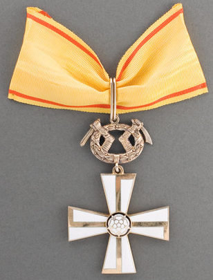 Крест 1-го класса ордена Креста Свободы за военные заслуги в мирное время. 