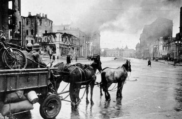 Немецкий обоз в центре города. 1 ноября 1941 года. 