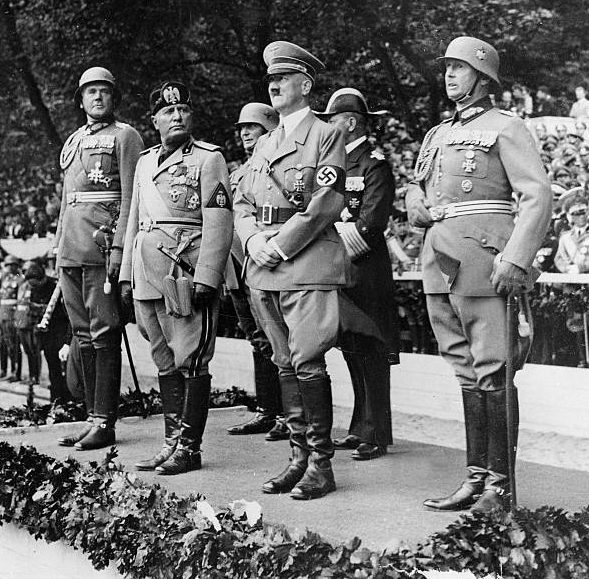 Вернер Фрич, Адольф Гитлер, Бенито Муссолини и Вернер фон Бломберг. 1937 г.