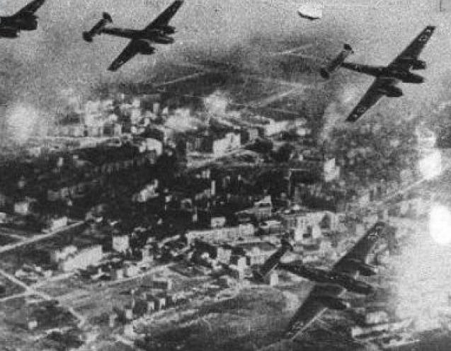 Немецкие бомбардировщики над городом. Сентябрь 1939 г.