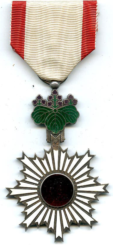 Орден Восходящего солнца 6-й степени.