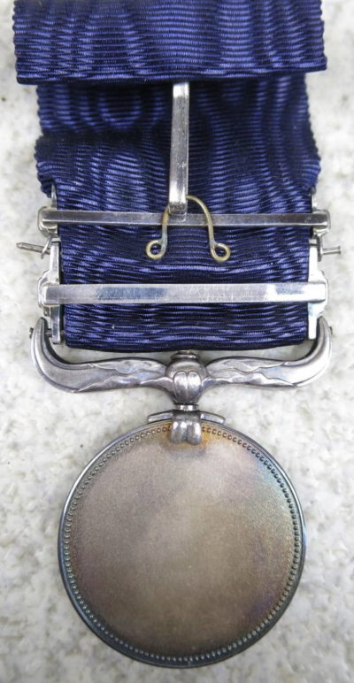 Аверс и реверс Медали Почета с синей лентой и планкой двукратного награждения.
