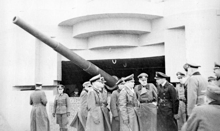 Эрвин Роммель у береговой батареи. Нормандия. 1944 г. 