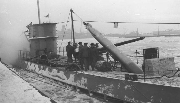 Погрузка торпеды на подлодку. Декабрь 1939 г. 