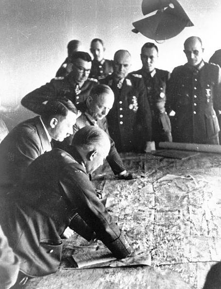 Карл-Адольф Холлидт на совещании у фюрера. 1943 г.