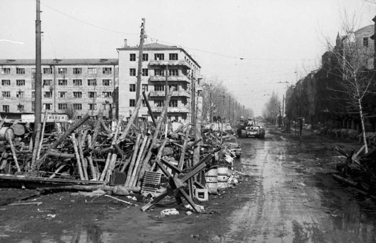 Остатки баррикады в городе. Ноябрь 1941 г.