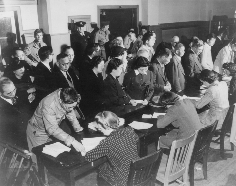 Японцы проходят регистрацию в Сан-Франциско перед отправкой в лагеря. Апрель 1942 г.
