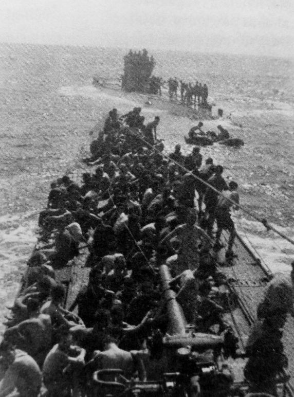 Подлодки «U-156» и «U-507» во время передачи спасшихся с торпедированного британского транспорта «Лакониа». Сентябрь 1942 г. 