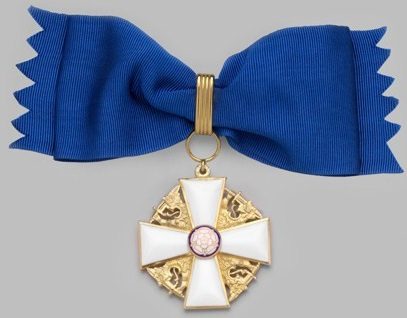 Командорский крест ордена Белой розы Финляндии на банте для женщин. 