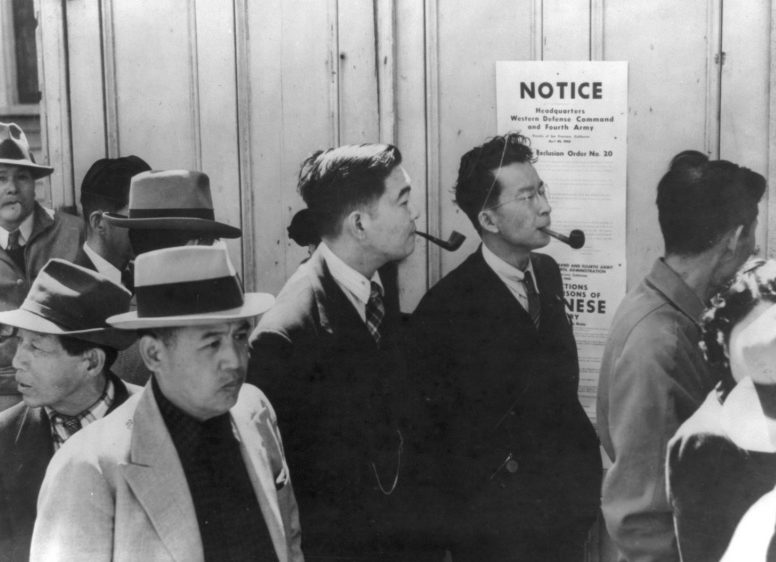 Граждане США японского происхождения стоят в очереди на регистрацию перед отправкой в лагеря для интернированных. Апрель 1942 г.