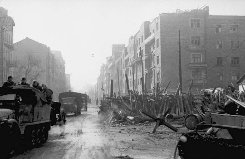 Остатки баррикады в городе. Ноябрь 1941 г.