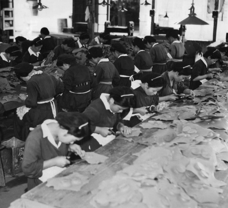 Женщины на производстве противогазов. 1941 г.