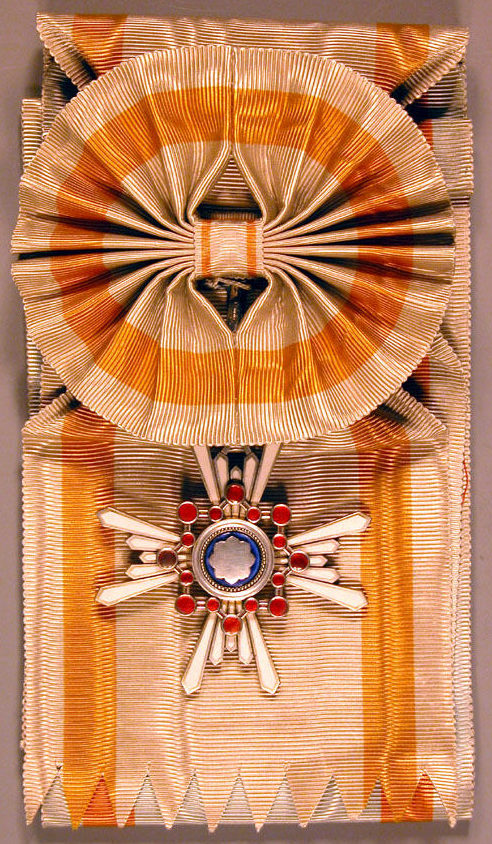 Орден Священного сокровища 1-й степени на Большой ленте с бантом до 2003 г. 