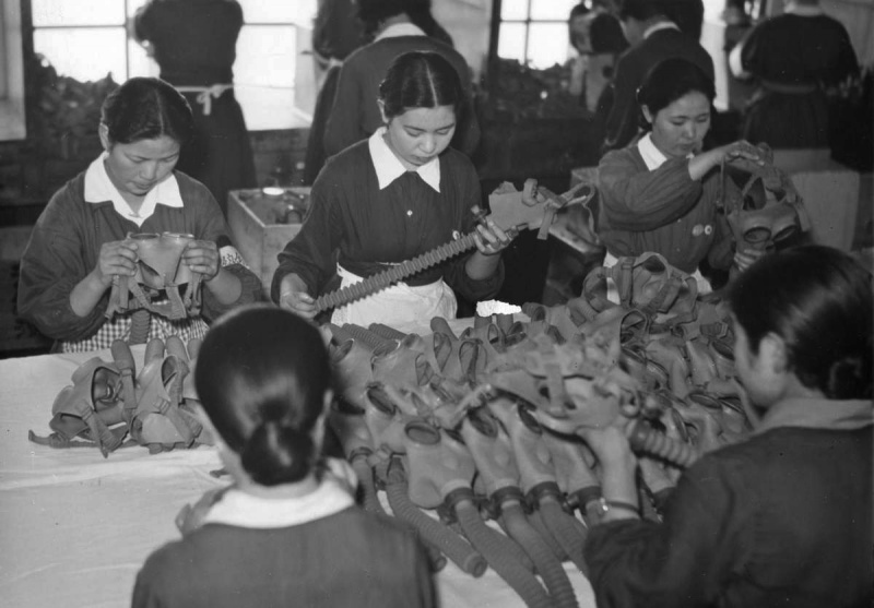 Женщины на производстве противогазов. 1941 г.