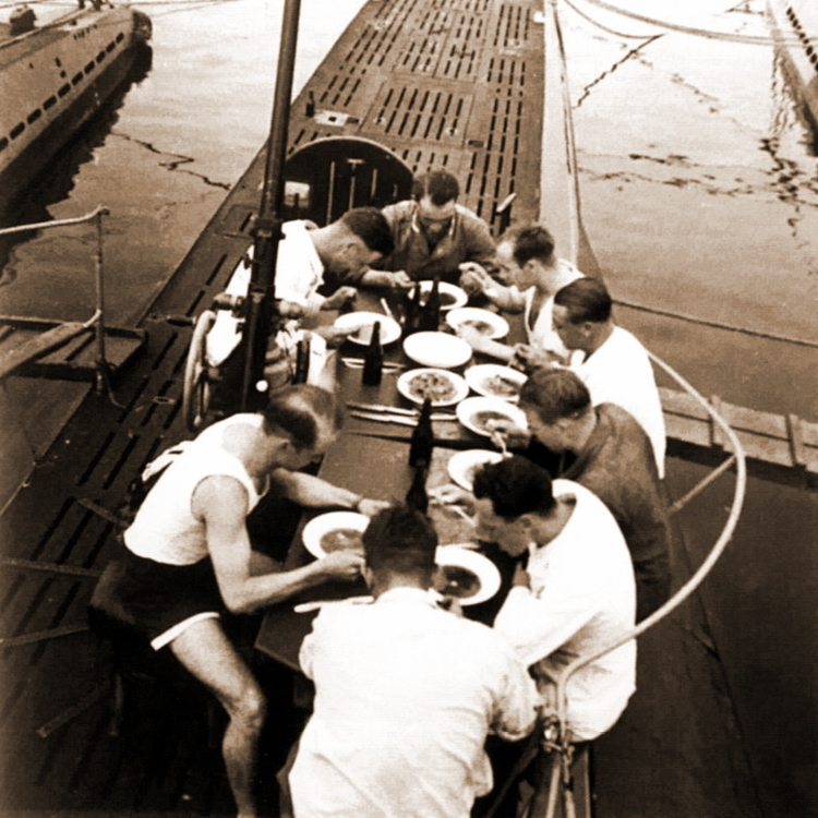 Экипаж подводной лодки «U-31» обедает на верхней палубе. 1939 г.