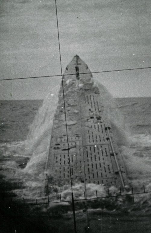 Экстренное всплытие, так называемый «прыжок касатки», подлодки «U-427». Снимок сделан через перископ. 1942 г. 