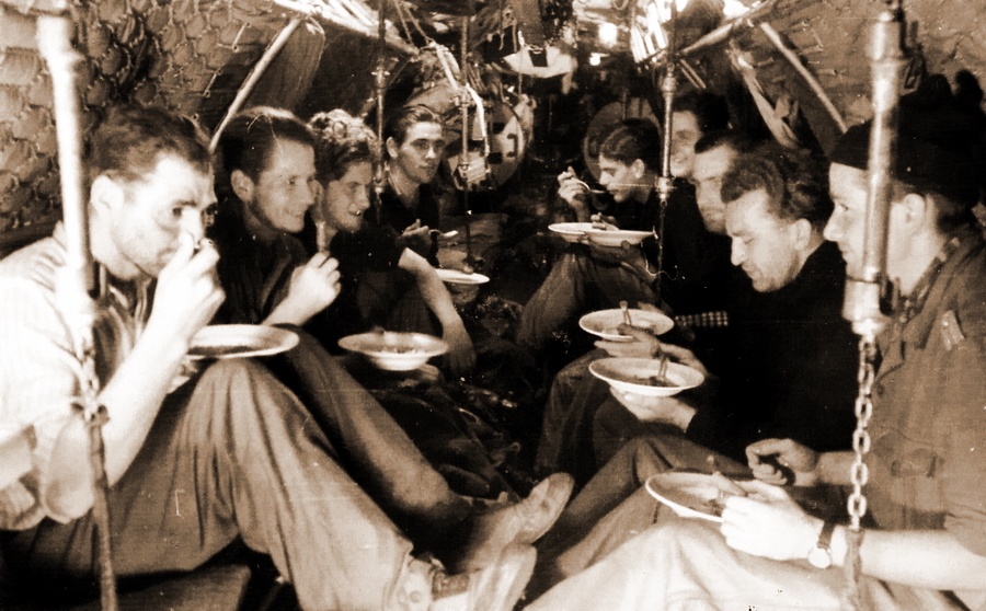 Экипаж малой лодки II серии принимает пищу в носовом отсеке.