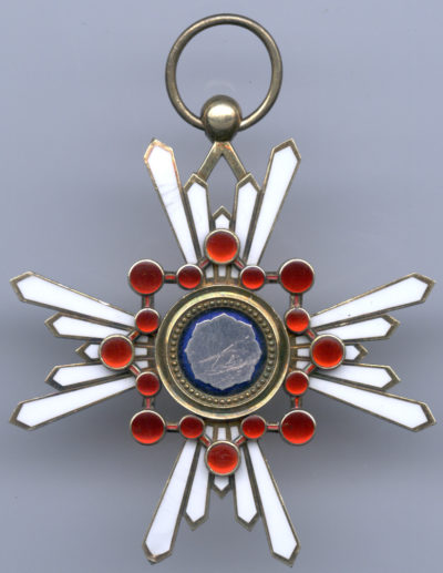 Аверс и реверс знака Ордена Священного сокровища 1-й степени.