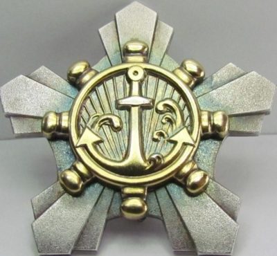 Знак «За трудолюбие членам экипажей кораблей» с золоченным центральным медальоном.