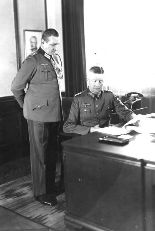 Фридрих Фром в личном кабинете. 1939 г.