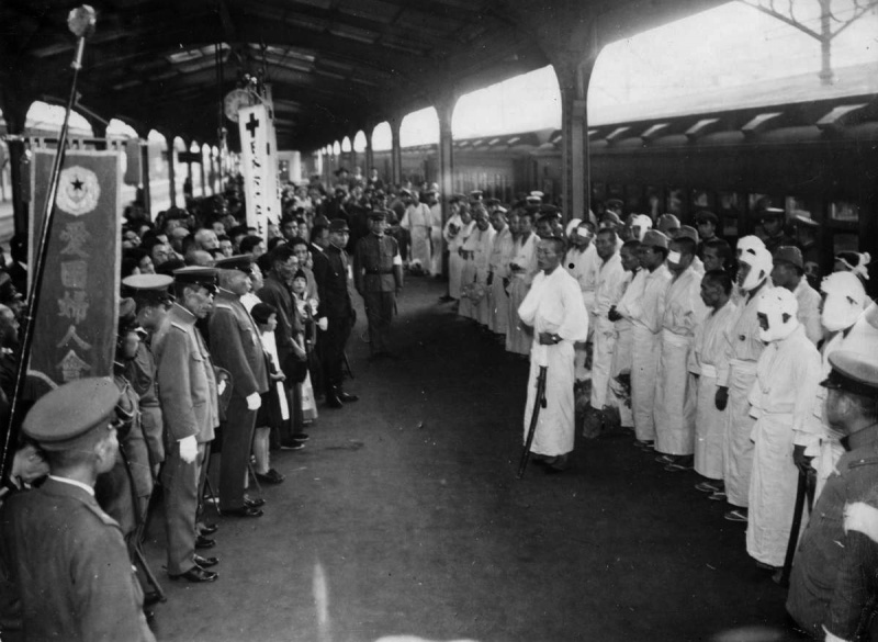 Встреча раненных солдат на вокзале. 1942 г.