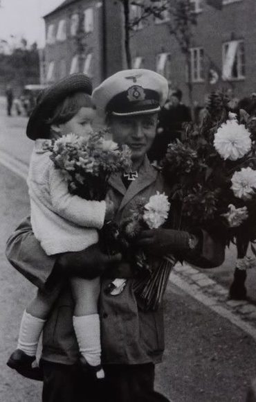 Командир подлодки «U-73» Хельмут Розембаум с дочерью после уничтожения авианосца «Eagle». Сентябрь 1942 г.