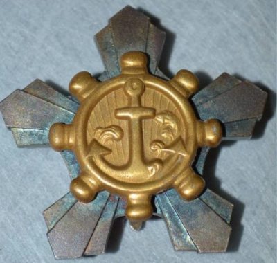 Знак «За трудолюбие членам экипажей кораблей» с центральным медальоном крашеным под золото.