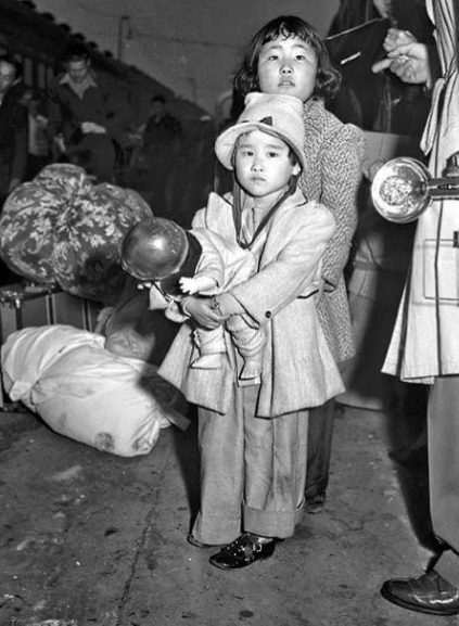 Дети в ожидании отправки в лагерь. Апрель 1942 г. 