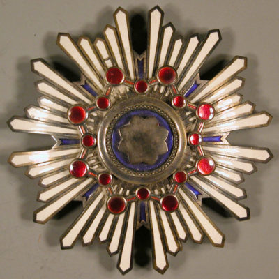 Аверс и реверс Звезды Ордена Священного сокровища 1-й степени.