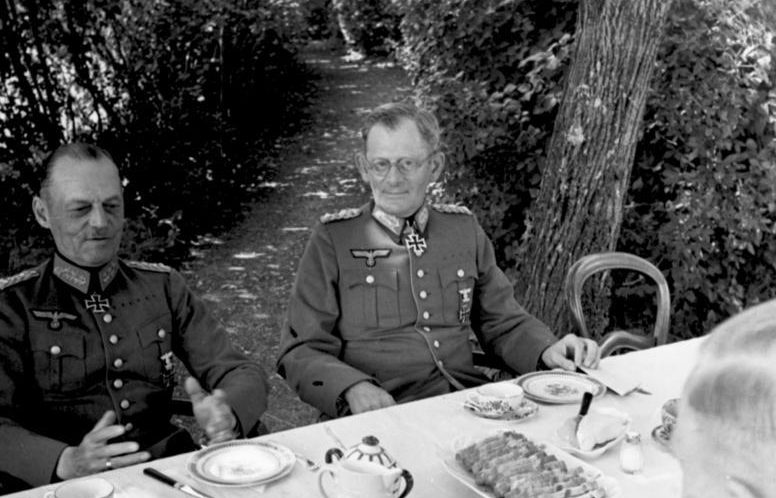 Герд фон Рунштедт и Максимилиан фон Вейхс. 1940 г.