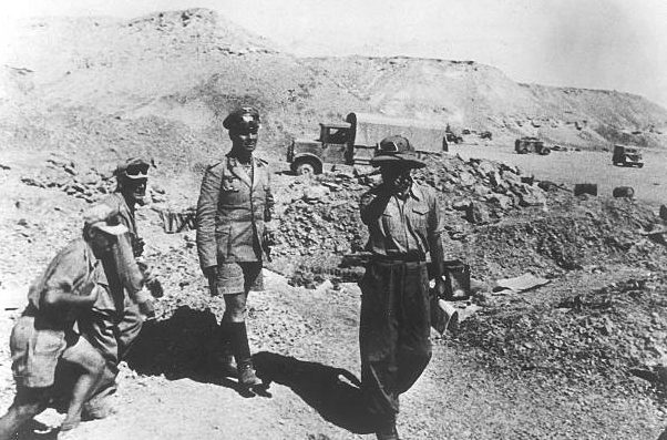 Эрвин Роммель на отбитых позициях. Эль-Аламейн. 1942 г. 