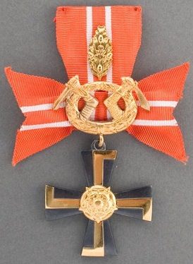 Крест 3-го класса ордена Креста Свободы за военные заслуги в военное время с дубовыми листьями за храбрость и отвагу.