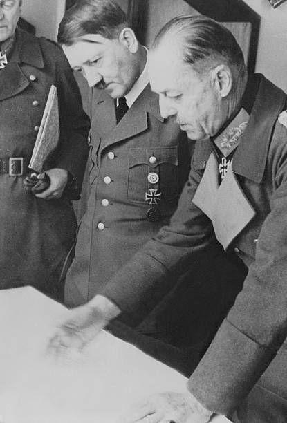 Герд фон Рунштедт и Адольф Гитлер в штабе Западного фронта. 1940 г.