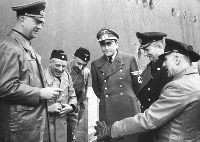 Фридрих Фром среди офицеров. 1944 г.