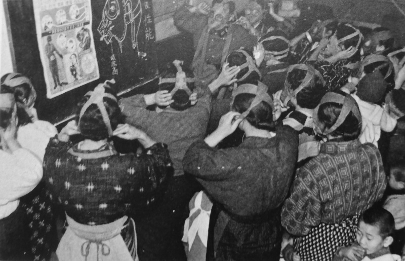 Японки на занятии с противогазами. Декабрь 1942 г.