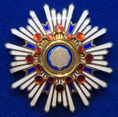 Звезда Ордена Священного сокровища 1-й степени.