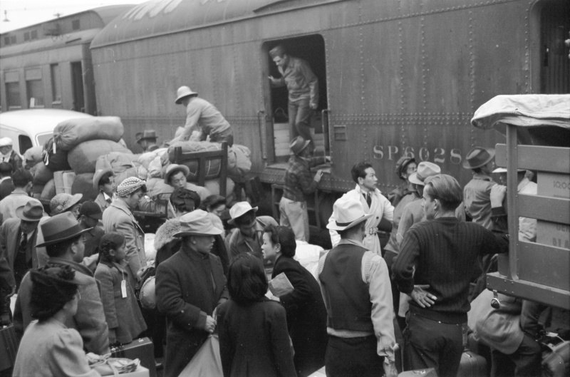 Японцы с железнодорожного вокзала Лос-Анджелеса отправляются в лагерь. Апрель 1942 г.