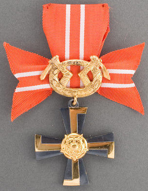 Крест 3-го класса ордена Креста Свободы за военные заслуги в военное время.