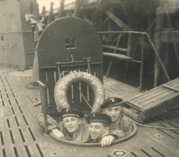 Моряки подлодки «U-49» позируют из аварийного люка. 1939 г.