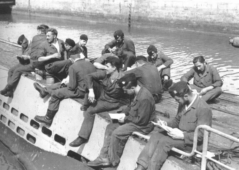 Экипаж подлодки «U-71» на отдыхе на верхней палубе. Сен-Назер. 1942 г.