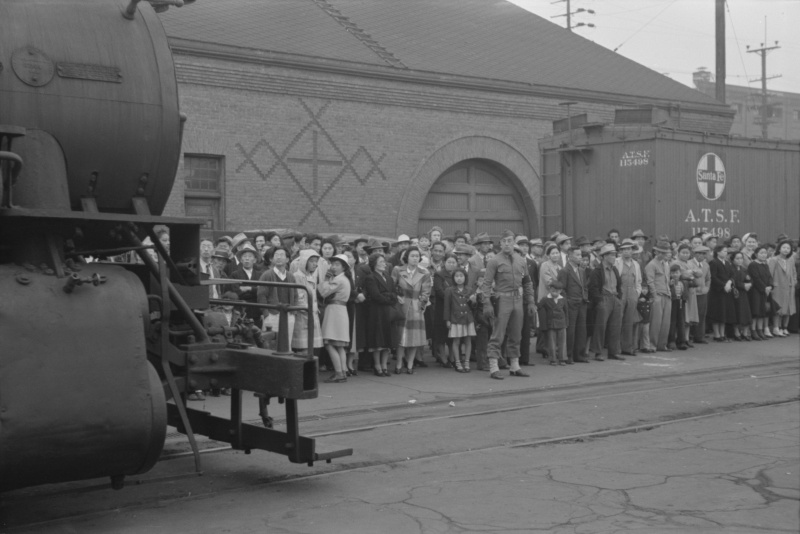 Японцы с железнодорожного вокзала Лос-Анджелеса отправляются в лагерь. Апрель 1942 г.