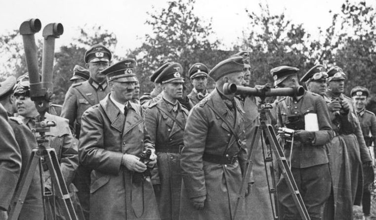 Адольф Гитлер, Вальтер фон Райхенау, Эрвин Роммель и Мартин Борман наблюдают за обстрелом Варшавы. Сентябрь 1939 г.